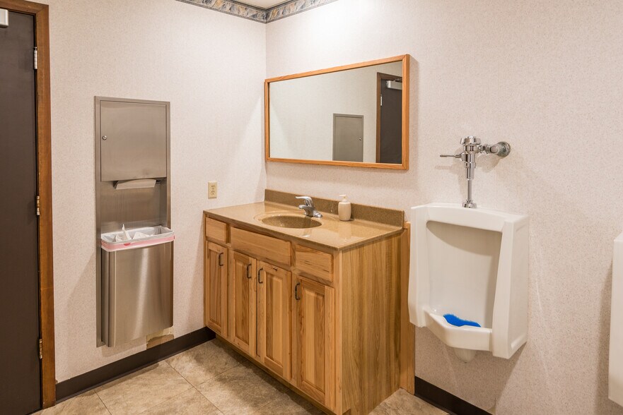 More Photos Of 1423 Randy Ln, Jefferson City Office For Sale