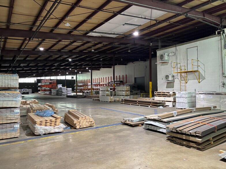 More Photos Of 418 W Lake Ave, Rossville Warehouse For Lease