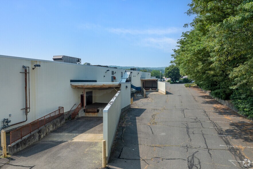 More Photos Of 403-495 Main St, Ansonia Storefront For Sale