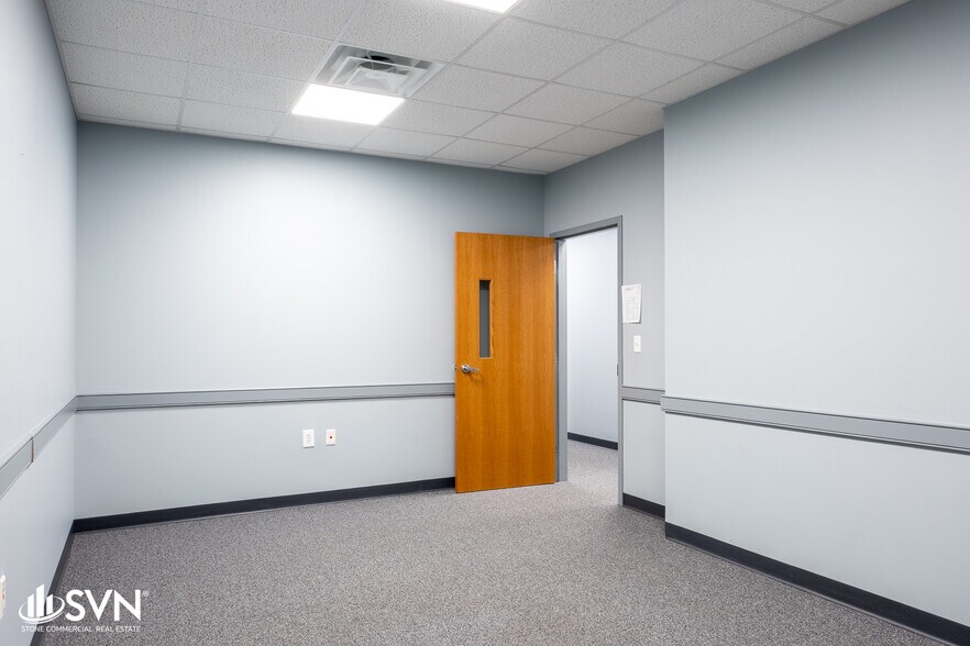 More Photos Of 1031 Lexington Rd, Georgetown Freestanding For Lease
