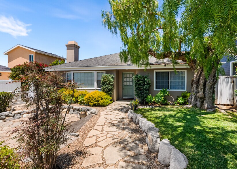 More Photos Of 174 Flower St, Costa Mesa Apartments For Sale