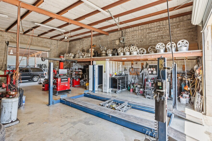 More Photos Of 1308 N Austin, Seguin Freestanding For Lease