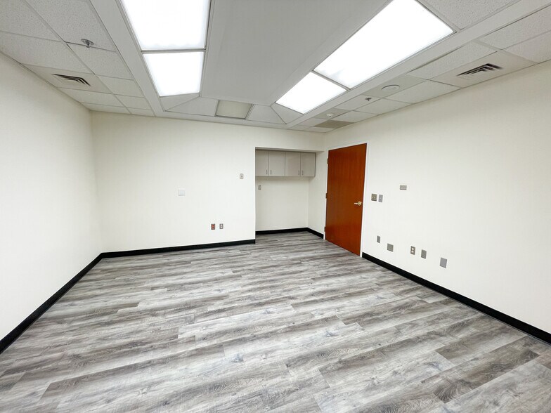 More Photos Of 4820 S Arrowhead Dr, Independence Medical For Lease