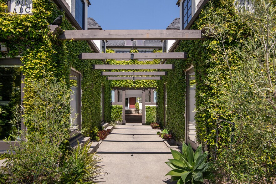 More Photos Of 921-925 16th St, Santa Monica Apartments For Sale