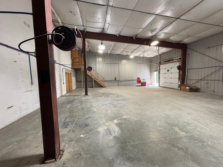 More Photos Of 29 Stillwater Ave, Orono Showroom For Lease