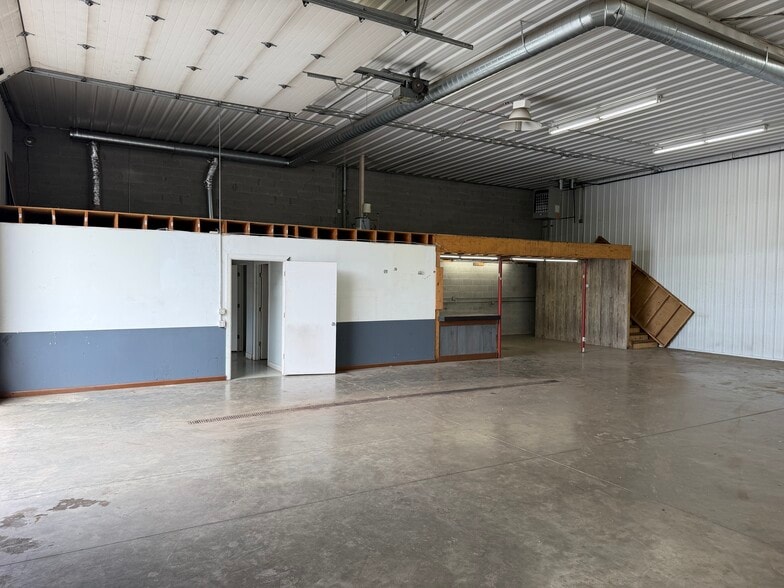 More Photos Of 14611 W Edison Dr, New Lenox Warehouse For Lease