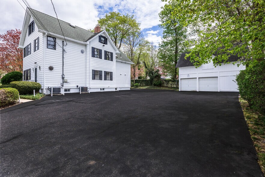 More Photos Of 100 E Carver St, Huntington Loft Creative Space For Lease