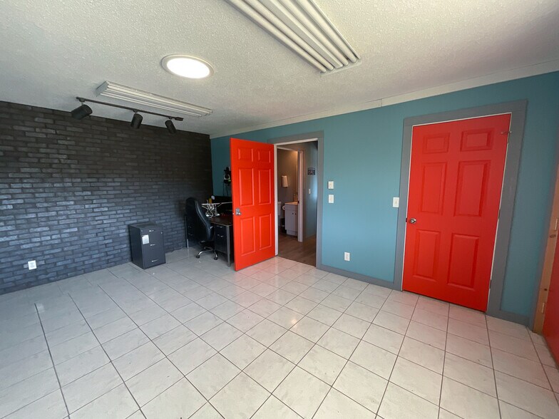 More Photos Of 25300 S State Route D, Cleveland Auto Repair For Lease