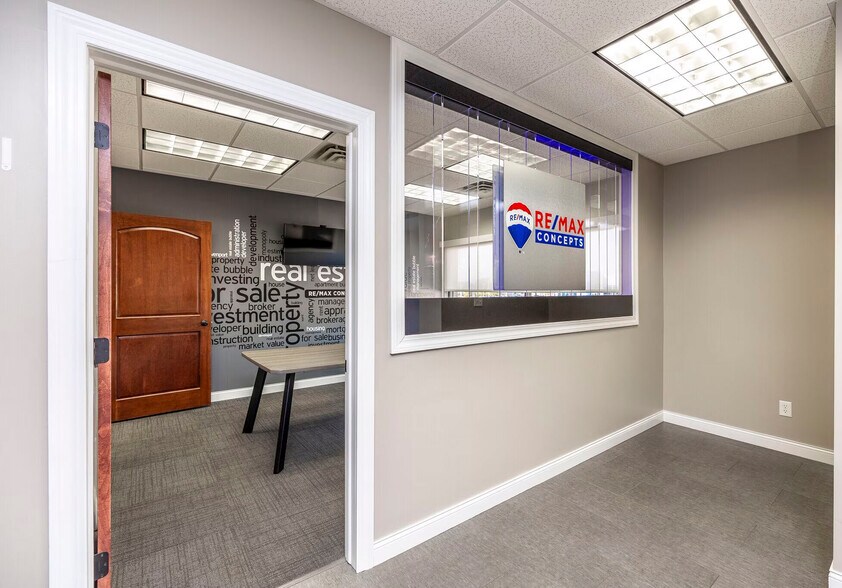 More Photos Of 3709 N Harrison St, Davenport Office For Sale
