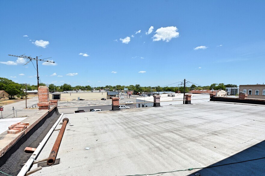 More Photos Of 109-111 N River St, Seguin Office For Sale