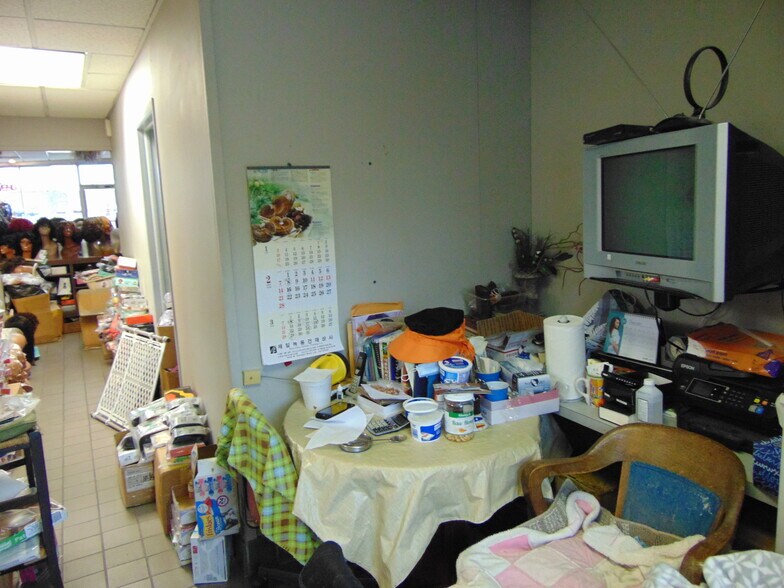 More Photos Of 15390 Gratiot Ave, Detroit Storefront For Lease