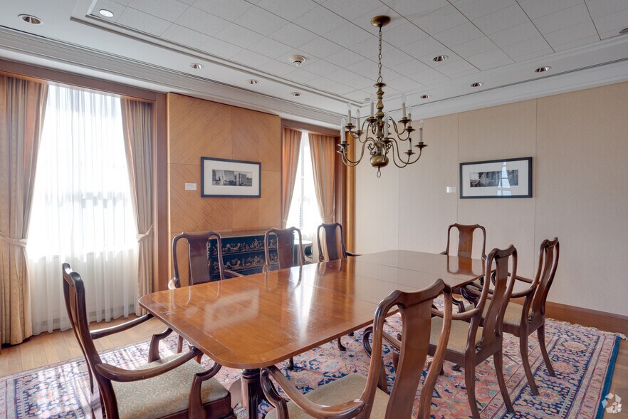 More Photos Of 135 S La Salle St, Chicago Office For Lease