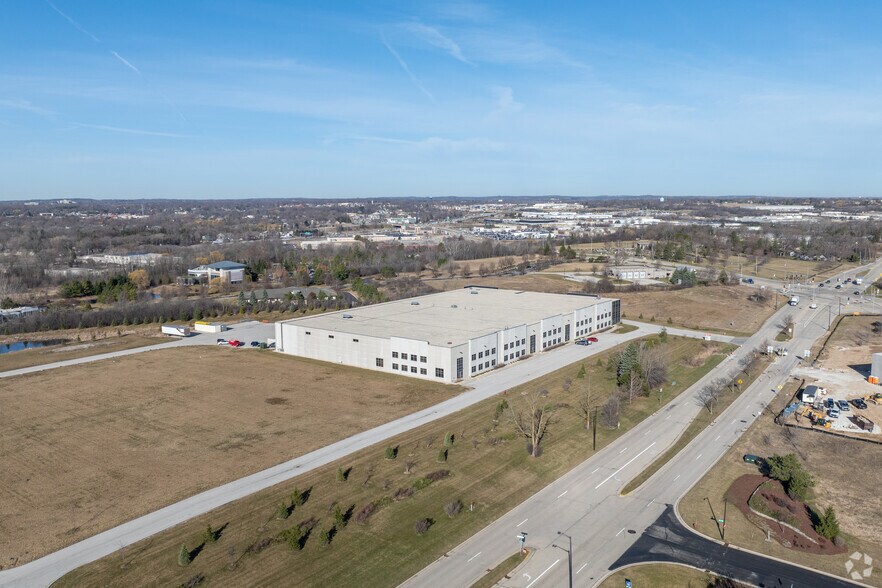 More Photos Of W130 N8675 Old Orchard Rd, Menomonee Falls Warehouse For Lease