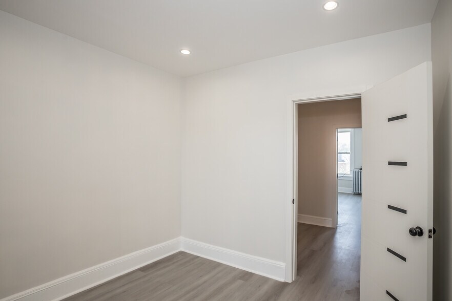 More Photos Of 6717 Myrtle Ave, Glendale Storefront Retail Residential For Sale