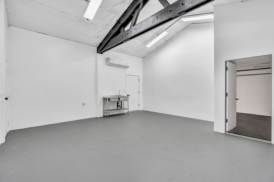More Photos Of 2934 SE 16th Ave, Portland Flex For Lease