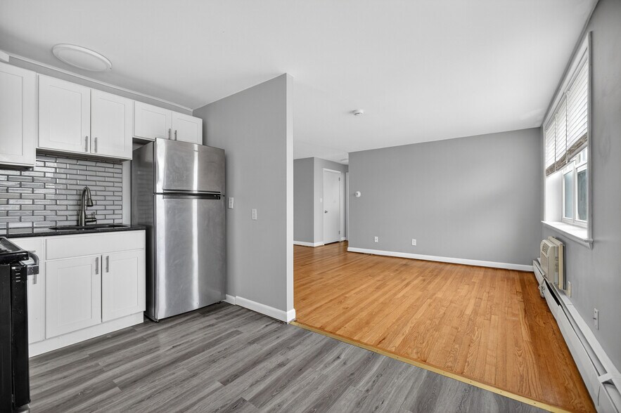 More Photos Of 27 Imlay St, Hartford Apartments For Sale