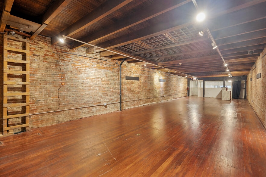 More Photos Of 27 N 2nd St, Philadelphia Storefront For Lease