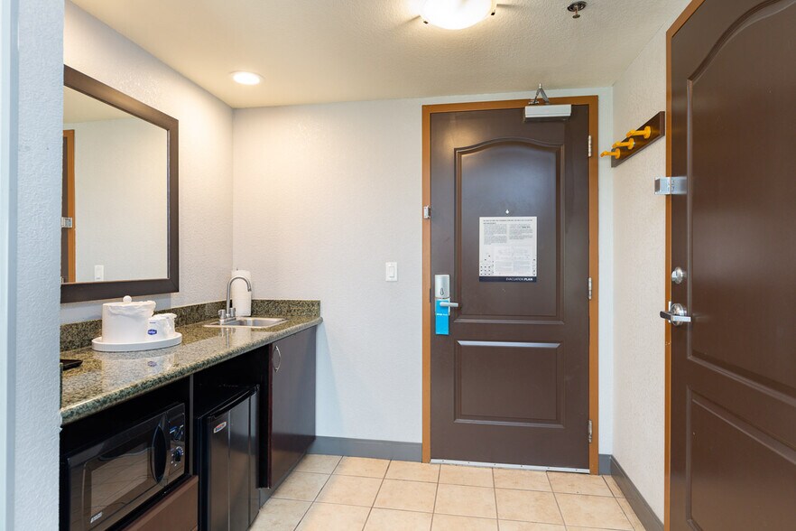 More Photos Of 7941 E Brundage Ln, Bakersfield Hotel For Sale