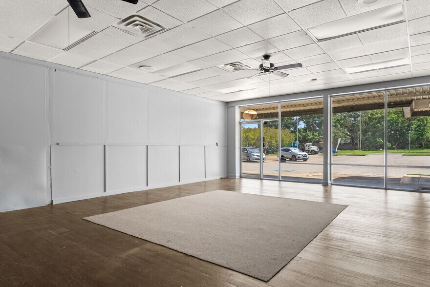 More Photos Of 488 W Main St, Van General Retail For Lease