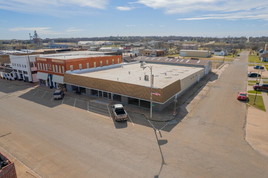 More Photos Of 221 N Cleveland Ave, Cushing Department Store For Sale