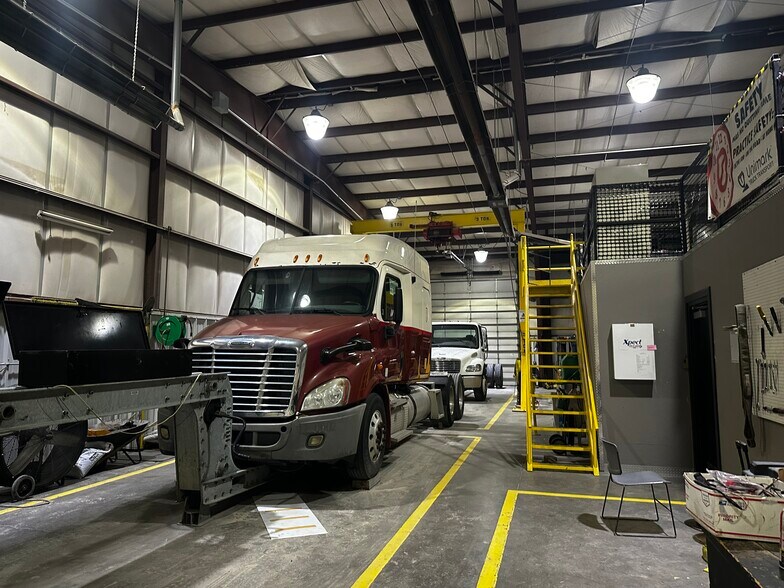 More Photos Of 302 Thunder Rd, Duenweg Warehouse For Lease