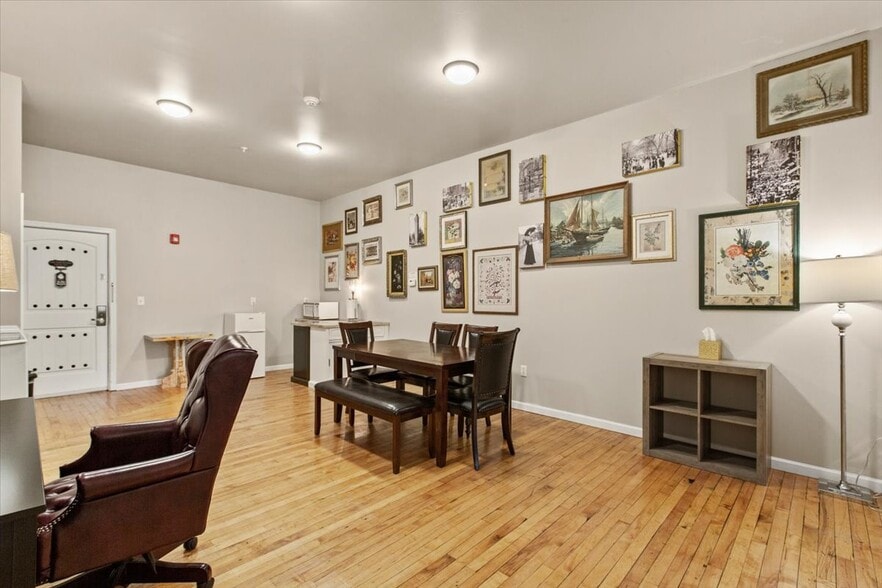 More Photos Of 49 Florida Ave, Amsterdam Hospitality For Sale
