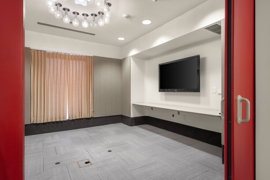 More Photos Of 301 Washington St, Columbus Office For Lease