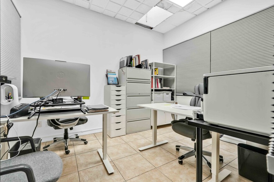 More Photos Of 4557 Bell Blvd, Bayside Medical For Lease