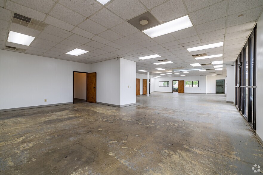 More Photos Of 325 Gold St, Garland Warehouse For Lease