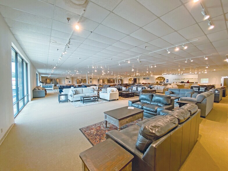 More Photos Of 2901 SE 14th St, Bentonville General Retail For Lease