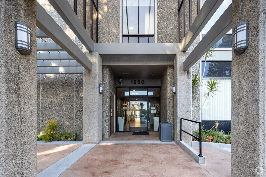 More Photos Of 1950 E 17th St, Santa Ana Office For Lease