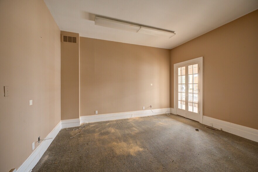 More Photos Of 41 Wellington St, Brantford Office For Sale