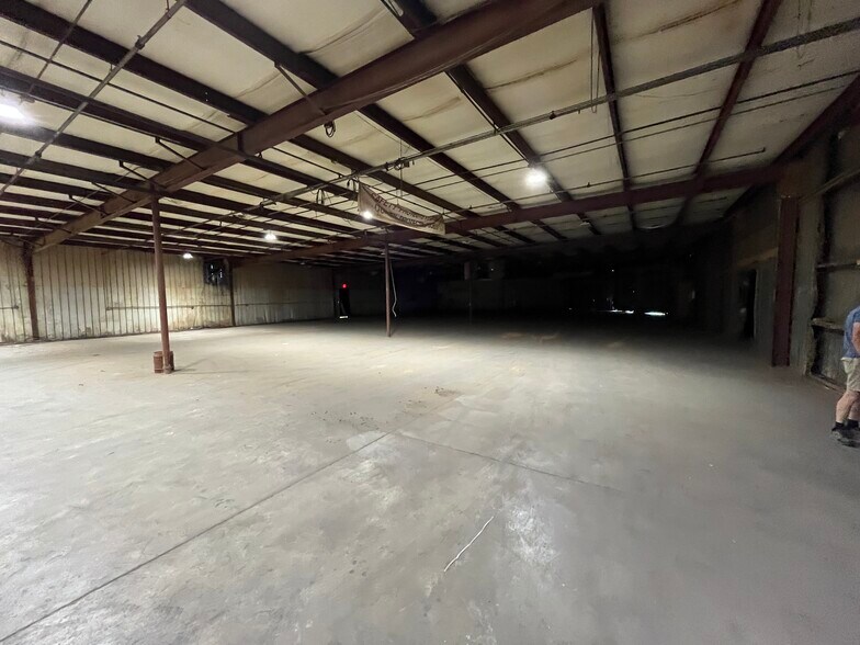 More Photos Of 9479 S Main St, Jonesboro Manufacturing For Lease