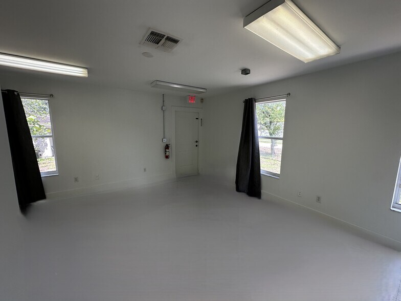 More Photos Of 2023 Jeffcott St, Fort Myers Office For Sale