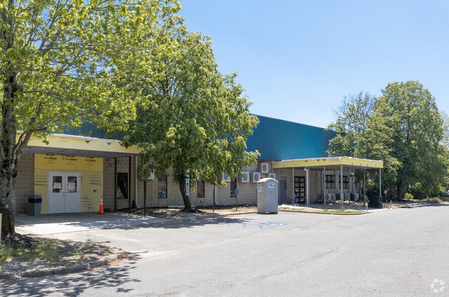 More Photos Of 1995 Swarthmore Ave, Lakewood Warehouse For Lease