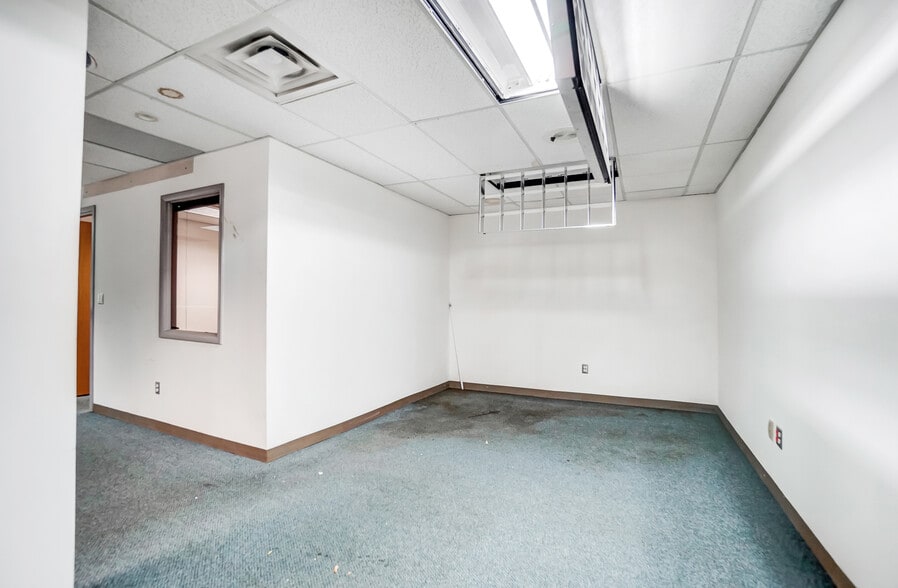 More Photos Of 413-419 N Main St, Findlay Showroom For Sale