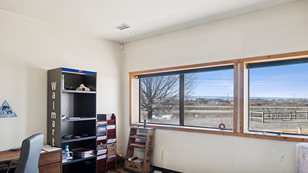 More Photos Of 400 Kristen Ct, Montrose Showroom For Lease