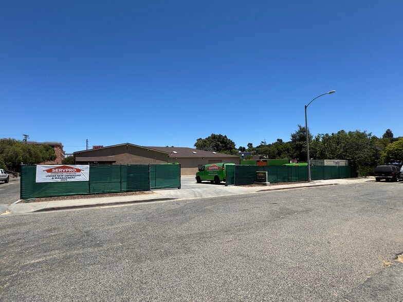 More Photos Of 215 W Ash St, Fallbrook Light Distribution For Lease