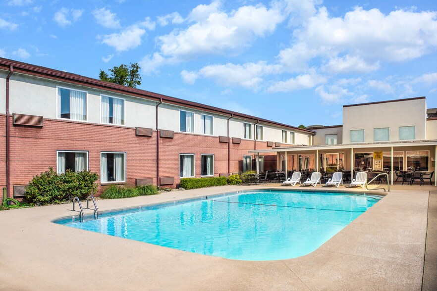 More Photos Of 3010 Green Mountain Dr, Branson Hotel For Sale