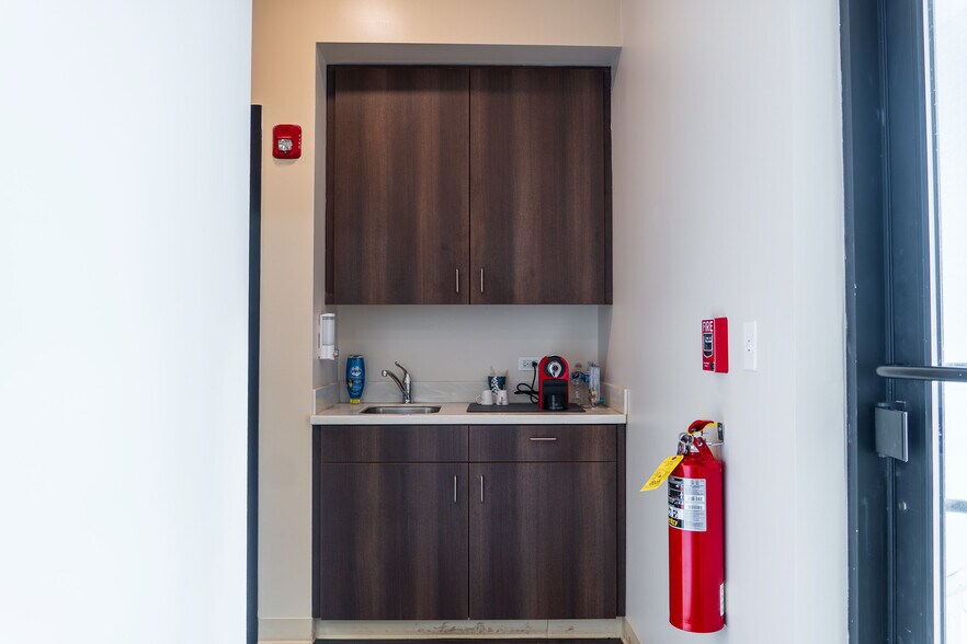 More Photos Of 15131 Kedzie Ave, Markham Warehouse For Sale