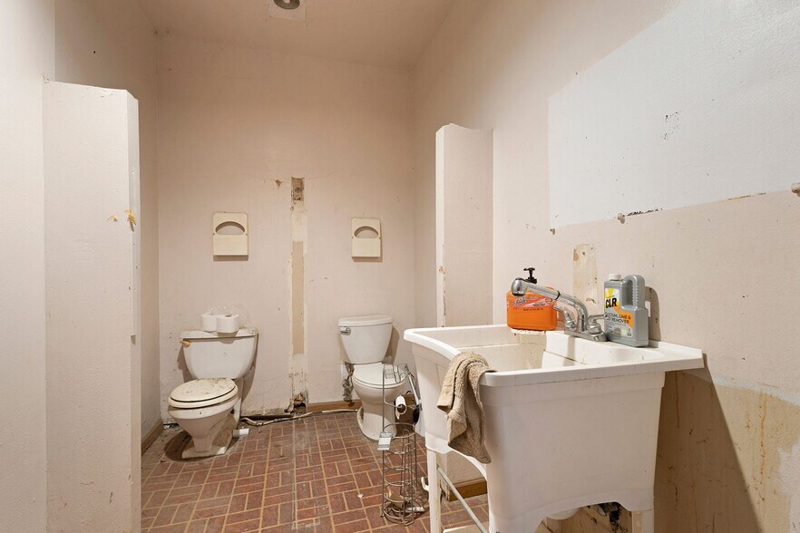 More Photos Of 128 S Colusa St, Willows Specialty For Lease