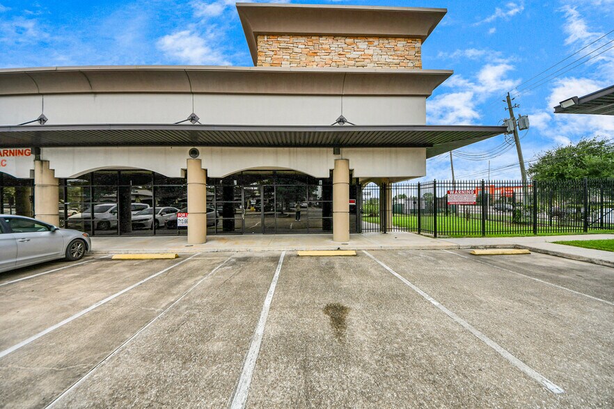 More Photos Of 10019 Main St, Houston Office For Lease