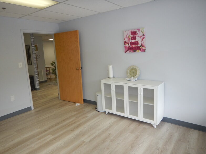 More Photos Of 254 N Broadway, Salem Storefront Retail Office For Sale