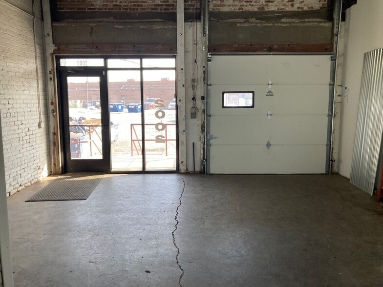 More Photos Of 2002 Dempster St, Evanston Flex For Lease