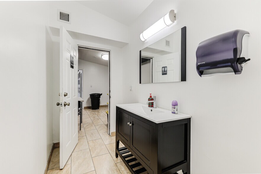 More Photos Of 4980 E 10th Ct, Hialeah Warehouse For Sale