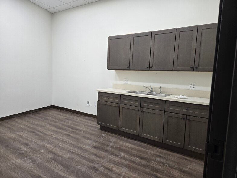 More Photos Of 9741 Canoga Ave, Chatsworth Warehouse For Lease