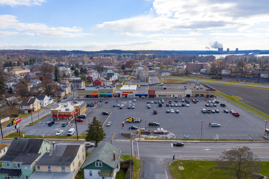 Primary Photo Of 300 W Main St, Middletown Unknown For Lease