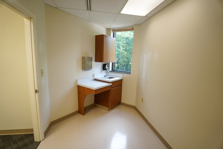 More Photos Of 4452 Eastgate Blvd, Cincinnati Office For Sale