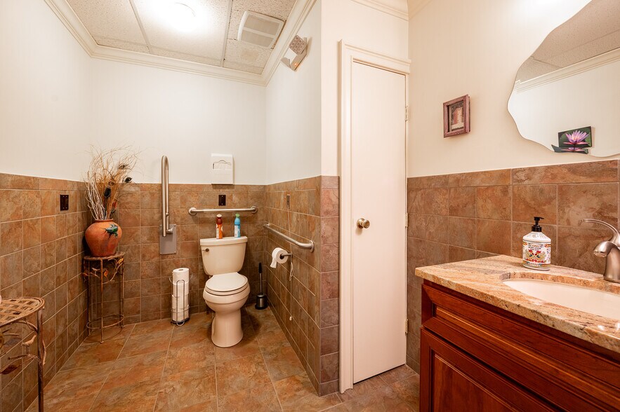 More Photos Of 246 Federal Rd, Brookfield Office For Sale