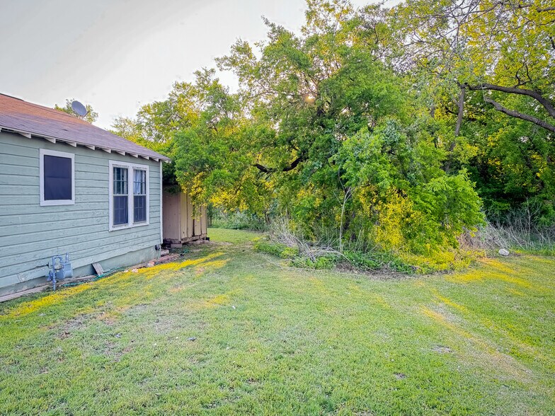 More Photos Of 1419 S Main St, Weatherford Storefront Retail Office For Sale